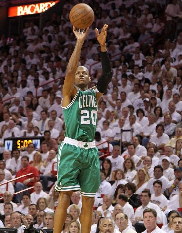 立博-虽然说凯尔特人队三巨头都老了，他们确实是抱团夺冠|凯文·加内特|总决赛|保罗·皮尔斯|雷·阿伦|波士顿凯尔特人队_新浪体育_新浪新闻